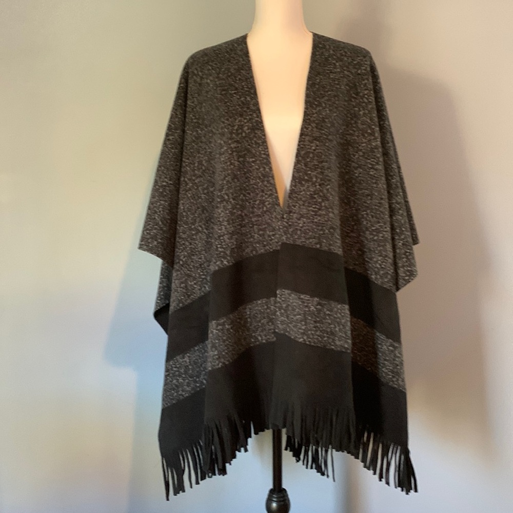 E studio Shawl Cape CoverUp Warm Soft Cozy Fringed One Size Like New